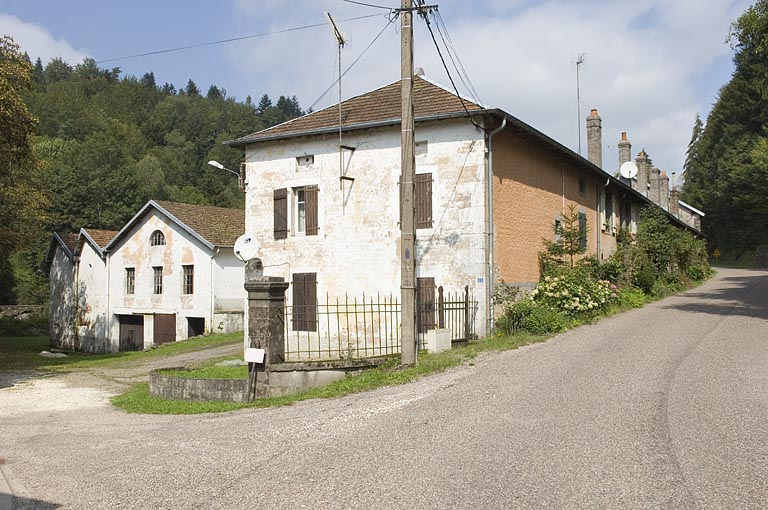 Vue d'ensemble depuis l'entrée. © Région Bourgogne-Franche-Comté, Inventaire du patrimoine Vue d'ensemble depuis l'entrée. © Région Bourgogne-Franche-Comté, Inventaire du patrimoine