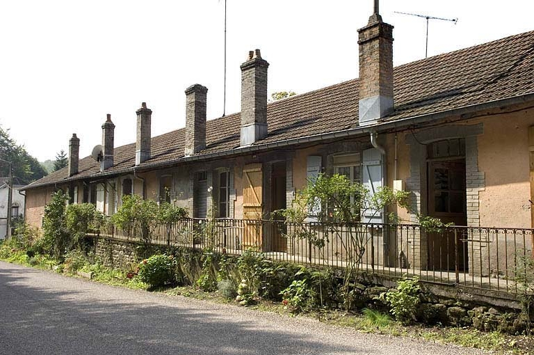 Logements ouvriers contigus donnants sur la route de Plombières. © Région Bourgogne-Franche-Comté, Inventaire du patrimoine Logements ouvriers contigus donnants sur la route de Plombières. © Région Bourgogne-Franche-Comté, Inventaire du patrimoine
