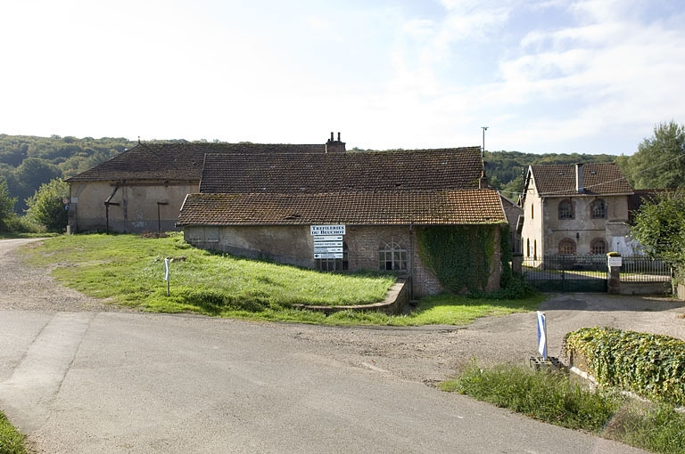 Les bâtiments à l'entrée de l'usine. © Région Bourgogne-Franche-Comté, Inventaire du patrimoine Les bâtiments à l'entrée de l'usine. © Région Bourgogne-Franche-Comté, Inventaire du patrimoine