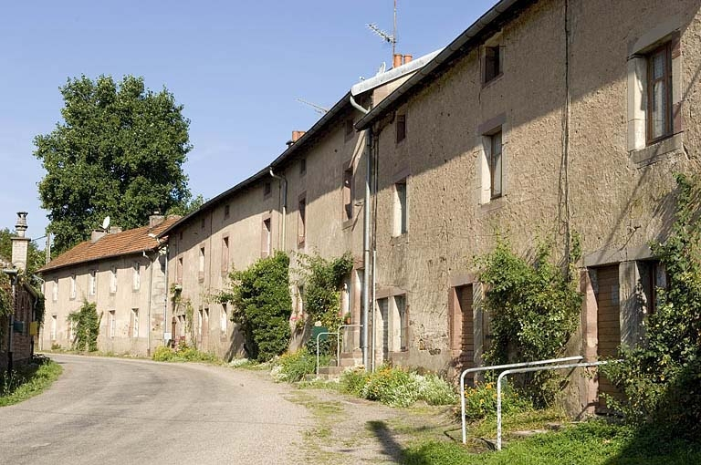 Façades de logements ouvriers (R.D. 304). © Région Bourgogne-Franche-Comté, Inventaire du patrimoine Façades de logements ouvriers (R.D. 304). © Région Bourgogne-Franche-Comté, Inventaire du patrimoine