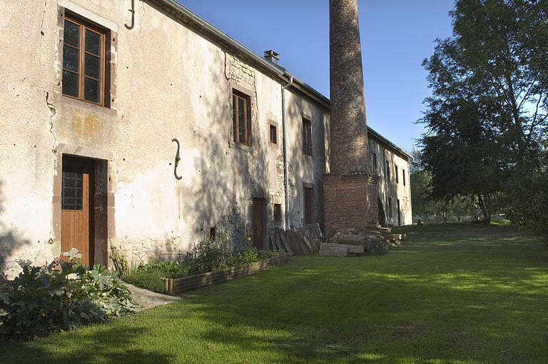 Façade postérieure vue de trois quarts. © Région Bourgogne-Franche-Comté, Inventaire du patrimoine