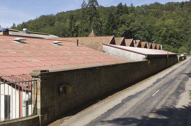 Toitures des ateliers le long de la route de Plombières. © Région Bourgogne-Franche-Comté, Inventaire du patrimoine Toitures des ateliers le long de la route de Plombières. © Région Bourgogne-Franche-Comté, Inventaire du patrimoine