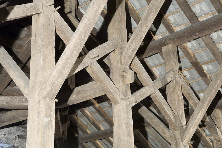 Charpente du fenil. Détail de partie haute (contrefiches et croix de Saint-André). © Région Bourgogne-Franche-Comté, Inventaire du patrimoine
