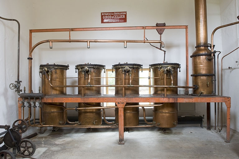 Salle de distillation. Alambics Girod et Cellier (Aix-les-Bains). © Région Bourgogne-Franche-Comté, Inventaire du patrimoine