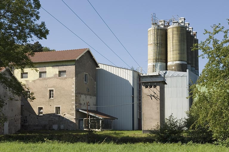 Le moulin et ses extensions. Vue de trois quarts arrière © Région Bourgogne-Franche-Comté, Inventaire du patrimoine