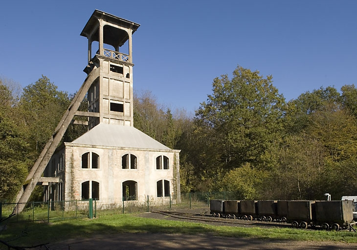 Le chevalement. Vue d'ensemble depuis l'ouest. © Région Bourgogne-Franche-Comté, Inventaire du patrimoine Le chevalement. Vue d'ensemble depuis l'ouest. © Région Bourgogne-Franche-Comté, Inventaire du patrimoine