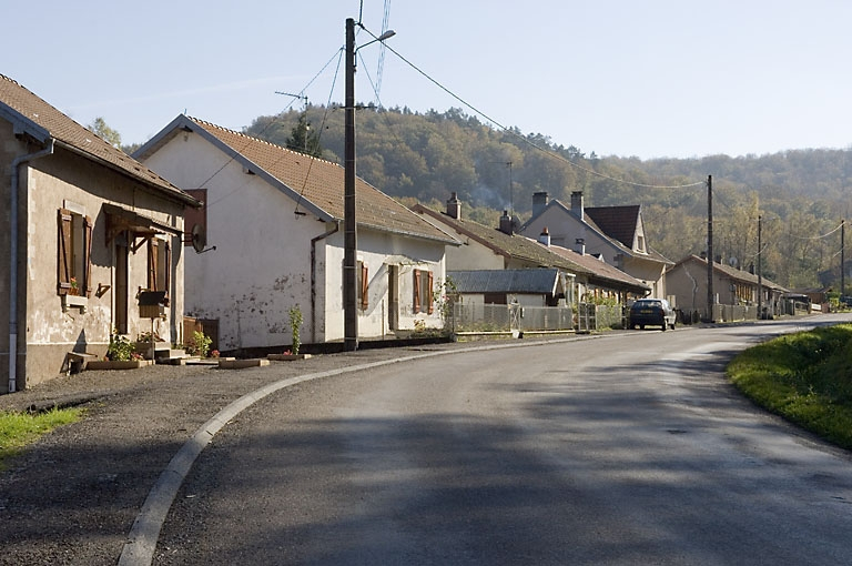 Logements ouvriers du Magny. Vue d'ensemble (commune de Magny-d'Anigon). © Région Bourgogne-Franche-Comté, Inventaire du patrimoine Logements ouvriers du Magny. Vue d'ensemble (commune de Magny-d'Anigon). © Région Bourgogne-Franche-Comté, Inventaire du patrimoine