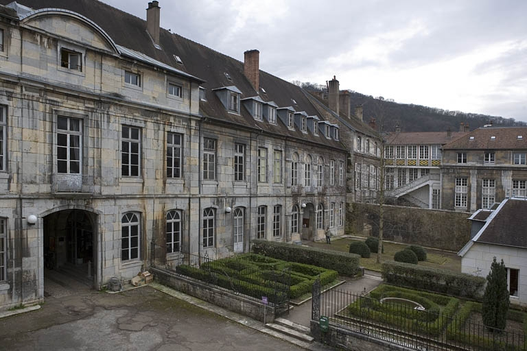 Vue d'ensemble de la façade sur cour et du jardin, de trois-quart gauche. © Région Bourgogne-Franche-Comté, Inventaire du patrimoine