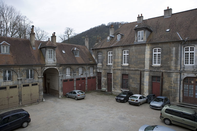 Vue d'ensemble de l'aile gauche sur cour et du bâtiment sur rue, de trois quarts droit. © Région Bourgogne-Franche-Comté, Inventaire du patrimoine
