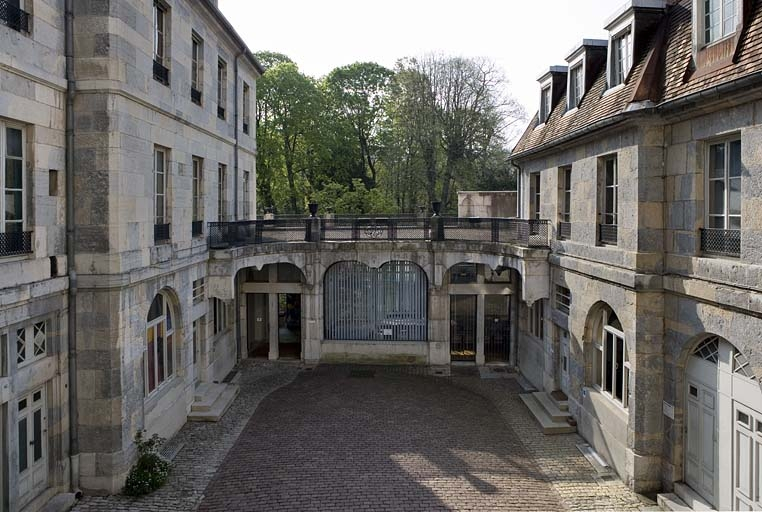 Vue d'ensemble des deux ailes et du jardin d'hiver depuis l'entrée de la cour. © Région Bourgogne-Franche-Comté, Inventaire du patrimoine