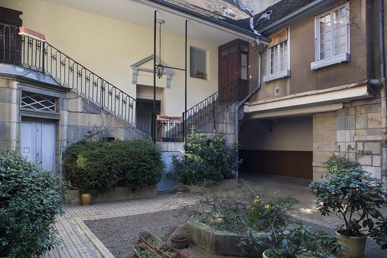 Vue d'ensemble de l'escalier à cage ouverte, de trois quarts gauche. © Région Bourgogne-Franche-Comté, Inventaire du patrimoine