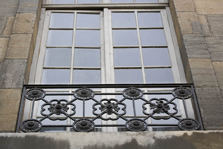 Détail de la ferronnerie d'un garde corps d'une fenêtre du logis principal au premier étage sur cour. © Région Bourgogne-Franche-Comté, Inventaire du patrimoine