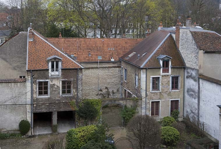 Vue d'ensemble des bâtiments des communs. © Région Bourgogne-Franche-Comté, Inventaire du patrimoine