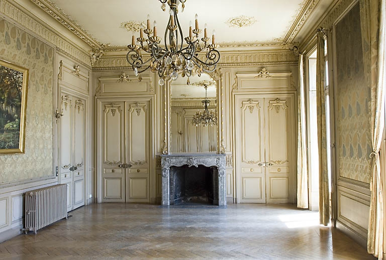Vue d'ensemble du grand salon avec la cheminée. © Région Bourgogne-Franche-Comté, Inventaire du patrimoine