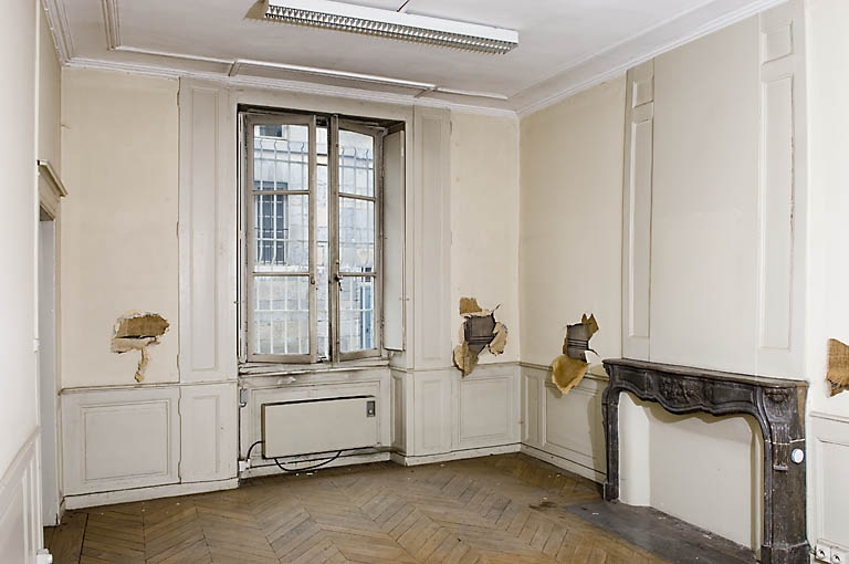 Vue d'ensemble d'une pièce en rez-de-chaussée à gauche de l'escalier principal. © Région Bourgogne-Franche-Comté, Inventaire du patrimoine