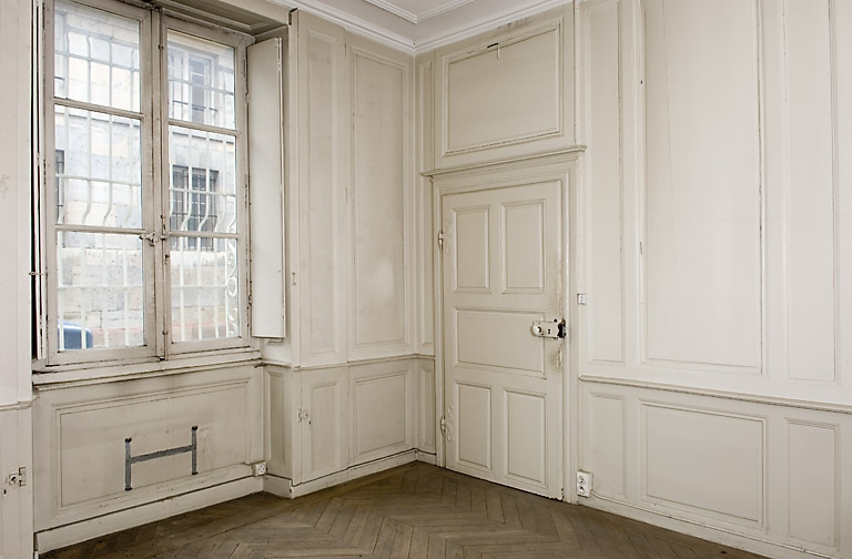 Pièce au rez-de-chaussée : vue de trois quarts. © Région Bourgogne-Franche-Comté, Inventaire du patrimoine