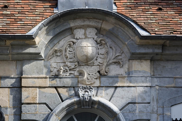 Détail de la sculpture à la partie supérieure de l'avant-corps central. © Région Bourgogne-Franche-Comté, Inventaire du Patrimoine