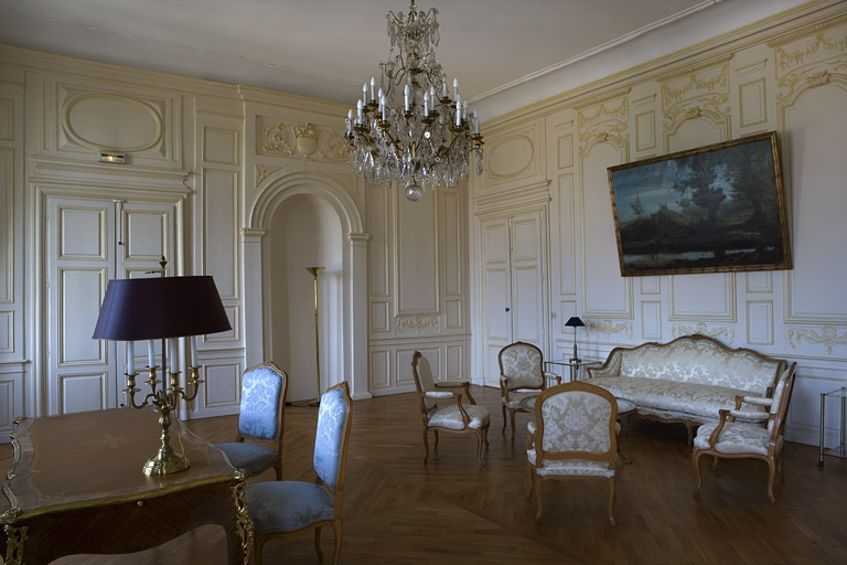 Intérieur : vue d'ensemble de la chambre depuis l'entrée vers la grande salle. © Région Bourgogne-Franche-Comté, Inventaire du Patrimoine