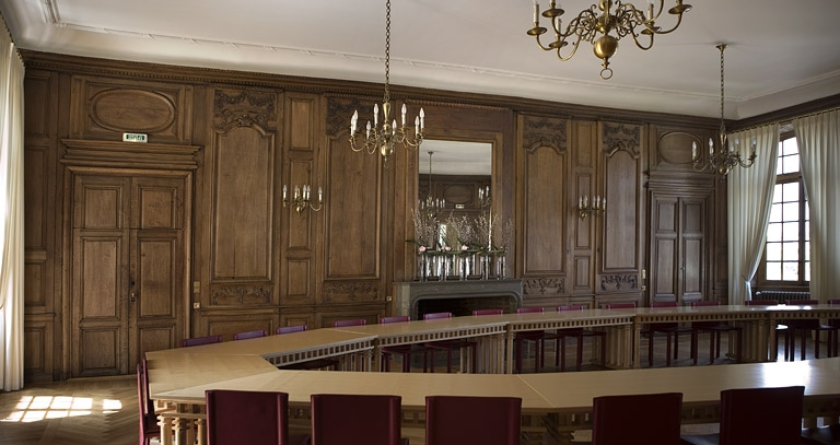 Intérieur : vue d'ensemble de la grande salle, depuis l'entrée vers l'antichambre. © Région Bourgogne-Franche-Comté, Inventaire du Patrimoine