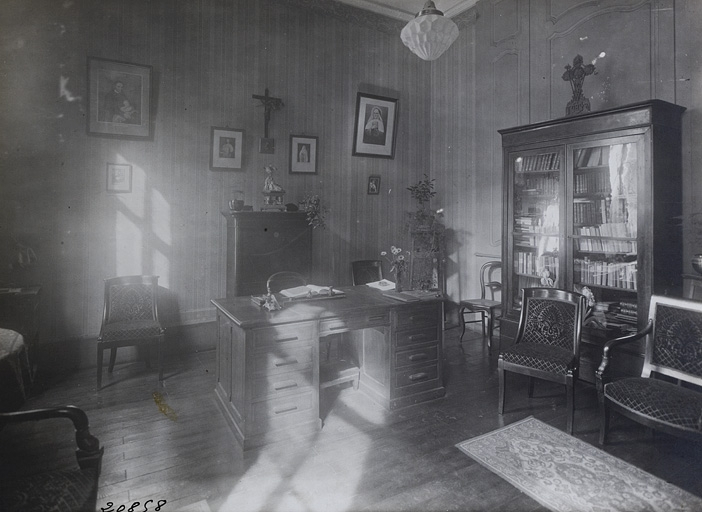 Photographie ancienne montrant l'antichambre transformée en bureau pour la directrice de l'école Notre-Dame. © Région Bourgogne-Franche-Comté, Inventaire du Patrimoine