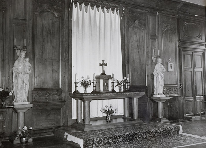 Photographie ancienne montrant le grand salon transformé en chapelle, lors de l'occupation des lieux par l'école Notre-Dame. © Région Bourgogne-Franche-Comté, Inventaire du Patrimoine