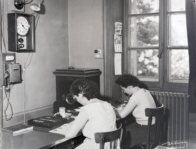 [Contrôle des montres au service chronométrique], milieu 20e siècle. © Région Bourgogne-Franche-Comté, Inventaire du patrimoine