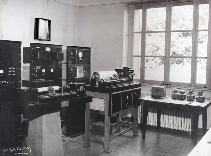 [Vue des chronographes Belin (au premier plan) et du diapason étalon (au fond à droite)], après 1940. © Région Bourgogne-Franche-Comté, Inventaire du patrimoine