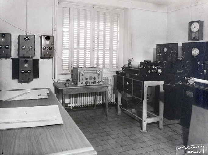 [Chronographes Belin (au premier plan) et horloges à diapason (à l'arrière-plan)], 1948. © Région Bourgogne-Franche-Comté, Inventaire du patrimoine