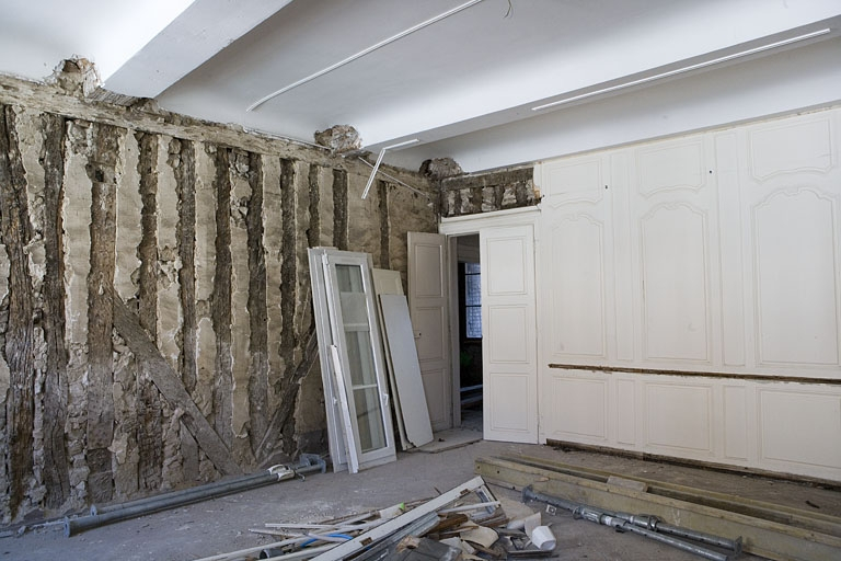 Intérieur, premier étage : détail d'un mur d'une pièce avec les lambris déposés. © Région Bourgogne-Franche-Comté, Inventaire du Patrimoine