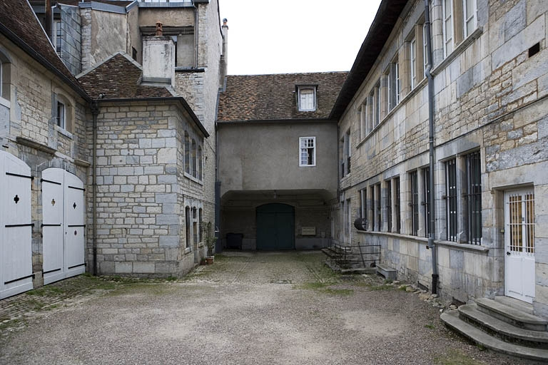 Vue d'ensemble de la cour depuis l'entrée du jardin. © Région Bourgogne-Franche-Comté, Inventaire du Patrimoine