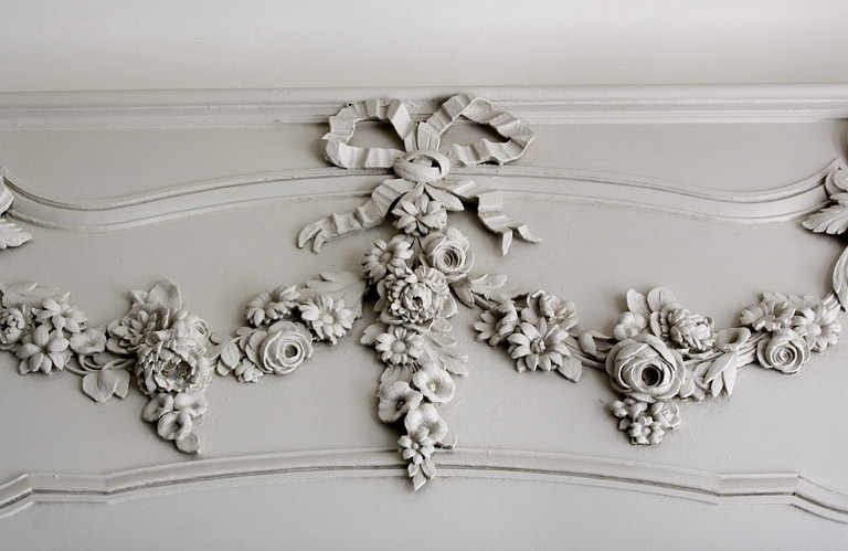 Intérieur, rez-de-chaussée : détail d'une grande guirlande de fleurs, lambris du salon. © Région Bourgogne-Franche-Comté, Inventaire du Patrimoine