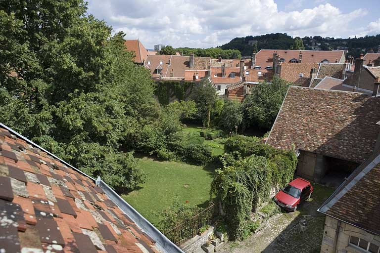 Vue du bûcher et du jardin depuis le comble du logis. © Région Bourgogne-Franche-Comté, Inventaire du Patrimoine