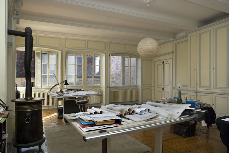 Intérieur, premier étage : vue d'ensemble de l'antichambre depuis le fond de la pièce. © Région Bourgogne-Franche-Comté, Inventaire du Patrimoine