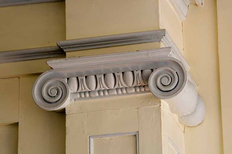 Intérieur, premier étage : antichambre, détail d'un chapiteau encadrant la niche du poêle. © Région Bourgogne-Franche-Comté, Inventaire du Patrimoine