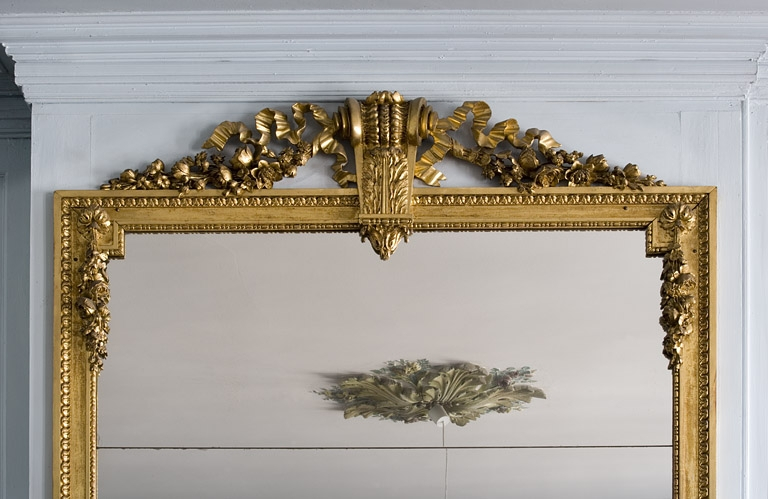 Intérieur, premier étage : salon, détail de la partie supérieure de la glace de la cheminée. © Région Bourgogne-Franche-Comté, Inventaire du Patrimoine