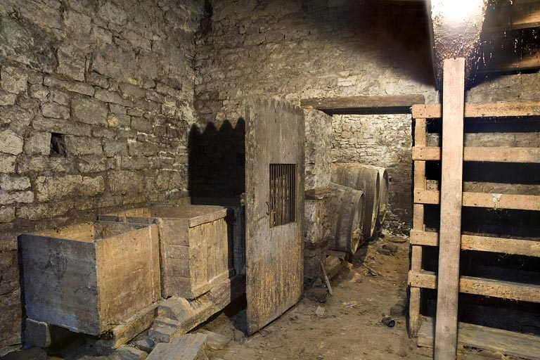 Intérieur, sous-sol : cave droite, partie plafonnée, vue depuis le fond. © Région Bourgogne-Franche-Comté, Inventaire du Patrimoine