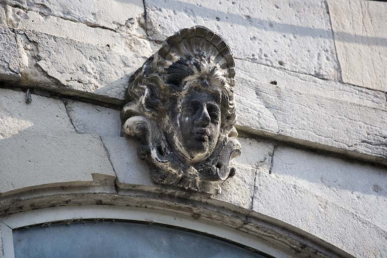 Détail de la clé d'une fenêtre au premier étage sur rue : figure coiffée d'une coquille. © Région Bourgogne-Franche-Comté, Inventaire du patrimoine