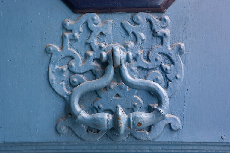 Détail du heurtoir du portail d'entrée. © Région Bourgogne-Franche-Comté, Inventaire du patrimoine