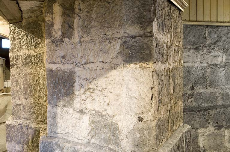 Vue de face du pilier destiné à l'horloge Fénon n° 30, visible depuis le sous-sol. © Région Bourgogne-Franche-Comté, Inventaire du patrimoine Vue de face du pilier destiné à l'horloge Fénon n° 30, visible depuis le sous-sol. © Région Bourgogne-Franche-Comté, Inventaire du patrimoine