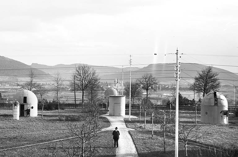 [Les coupoles de l'altazimut (à gauche), de l'anémoscope et de l'équatorial photographique (à droite)], mars 1914.  Le pilier de l'héliographe et l'abri météorologique ont déjà été déplacés à proximité de l'enclos météorologique. © Région Bourgogne-Franche-Comté, Inventaire du patrimoine