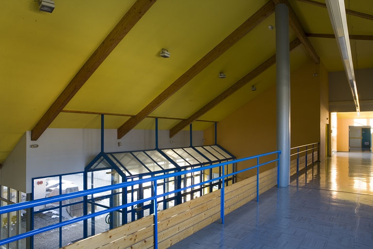 Site récent : galerie à l'étage de l'entrée des élèves (depuis le côté CDI-administration). © Région Bourgogne-Franche-Comté, Inventaire du patrimoine Site récent : galerie à l'étage de l'entrée des élèves (depuis le côté CDI-administration). © Région Bourgogne-Franche-Comté, Inventaire du patrimoine