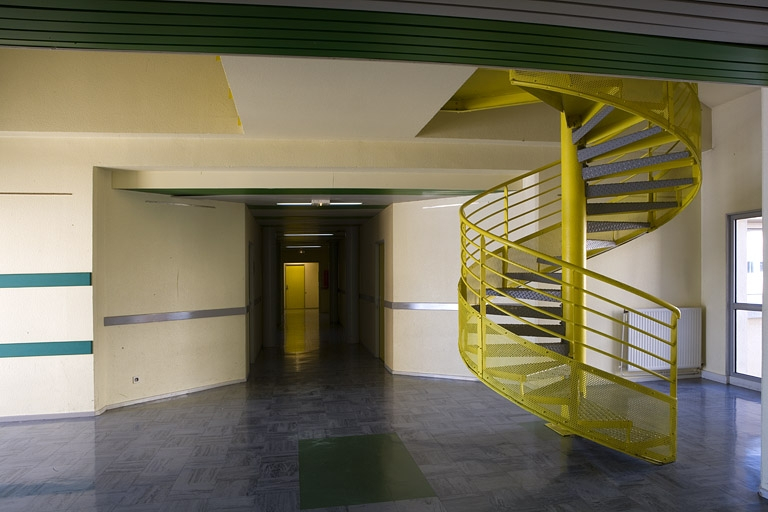 Site récent, bâtiment des salles d'informatique et du pôle bijouterie : escalier en vis reliant l'étage carré et l'étage en surcroît. © Région Bourgogne-Franche-Comté, Inventaire du patrimoine Site récent, bâtiment des salles d'informatique et du pôle bijouterie : escalier en vis reliant l'étage carré et l'étage en surcroît. © Région Bourgogne-Franche-Comté, Inventaire du patrimoine