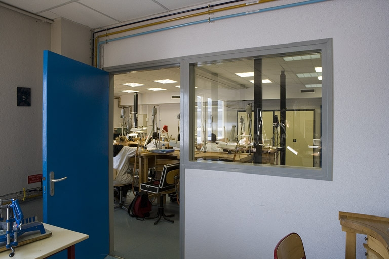 Site récent, pôle bijouterie : communication entre deux ateliers. © Région Bourgogne-Franche-Comté, Inventaire du patrimoine Site récent, pôle bijouterie : communication entre deux ateliers. © Région Bourgogne-Franche-Comté, Inventaire du patrimoine