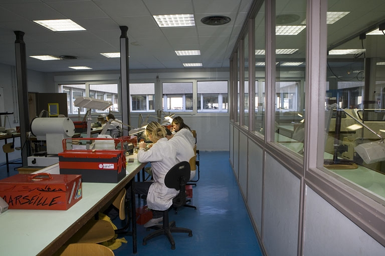 Site récent, atelier d'horlogerie : intérieur, avec élèves. © Région Bourgogne-Franche-Comté, Inventaire du patrimoine Site récent, atelier d'horlogerie : intérieur, avec élèves. © Région Bourgogne-Franche-Comté, Inventaire du patrimoine