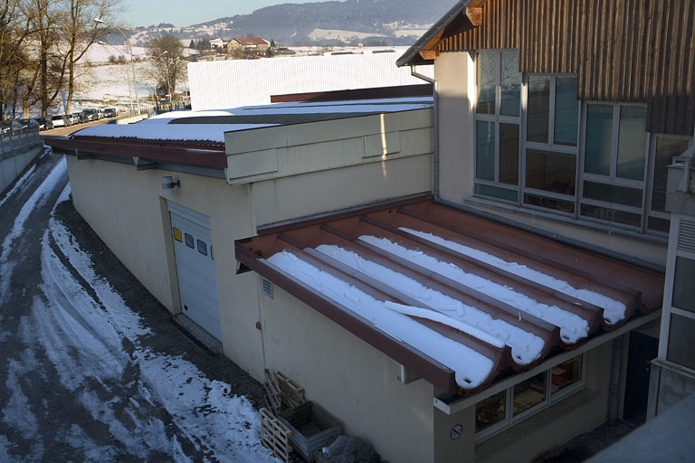 Site récent : angle de l'atelier de microtechnique et du bâtiment des laboratoires. © Région Bourgogne-Franche-Comté, Inventaire du patrimoine Site récent : angle de l'atelier de microtechnique et du bâtiment des laboratoires. © Région Bourgogne-Franche-Comté, Inventaire du patrimoine