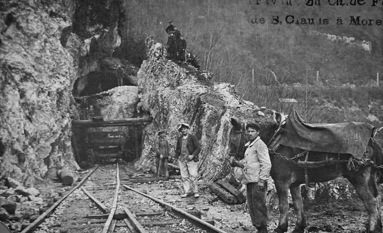 Travaux du Ch. de Fer de S. Claude à Morez [percement du tunnel du Pain de Sucre, avec personnages et chantier côté La Cluse], 1909-1910. © Région Bourgogne-Franche-Comté, Inventaire du patrimoine