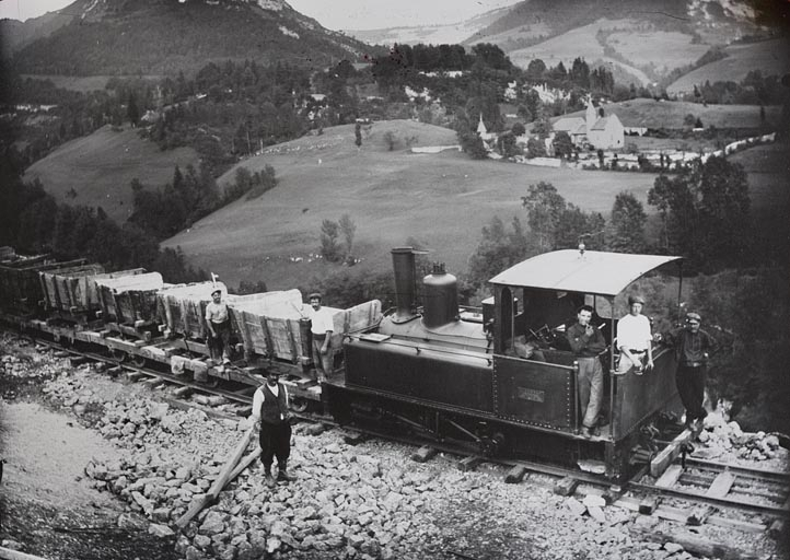 Construction de la ligne Saint-Claude - Morez vers 1910 [locomotive et wagons du chantier sur la commune de Saint-Claude, avec la Condamine en arrière-plan]. © Région Bourgogne-Franche-Comté, Inventaire du patrimoine