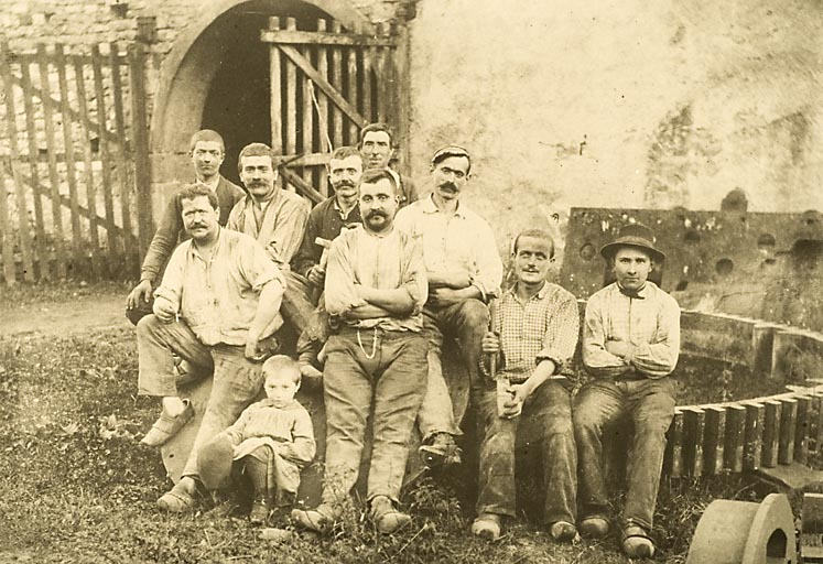 Ouvriers posant devant l'atelier de forge. © Région Bourgogne-Franche-Comté, Inventaire du patrimoine Ouvriers posant devant l'atelier de forge. © Région Bourgogne-Franche-Comté, Inventaire du patrimoine