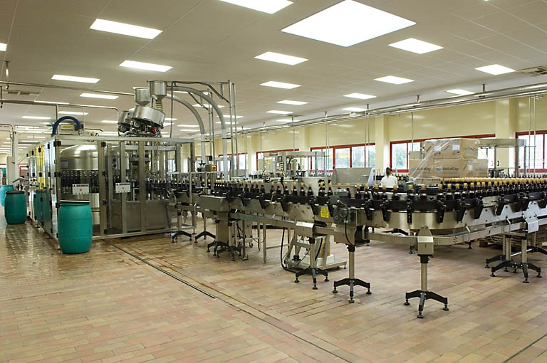 Atelier de conditionnement. Salle d'embouteillage. Vue d'ensemble. © Région Bourgogne-Franche-Comté, Inventaire du patrimoine