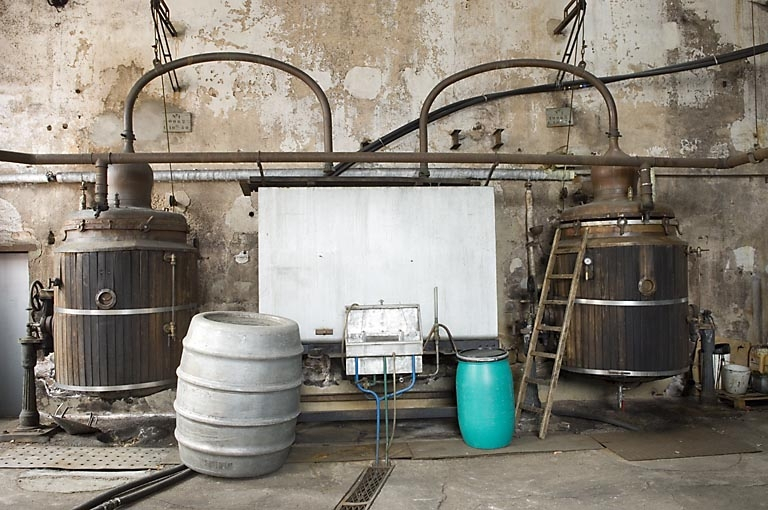 Ancien atelier de distillation. Alambics Egrot-Grangé de 10 hl (mur sud). © Région Bourgogne-Franche-Comté, Inventaire du patrimoine